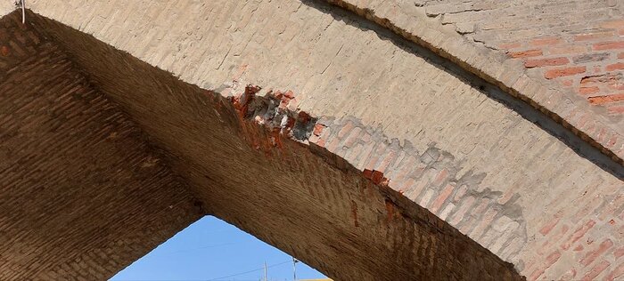 تردد خودروهای سنگین چه بلایی سر این پل آورد/ عکس