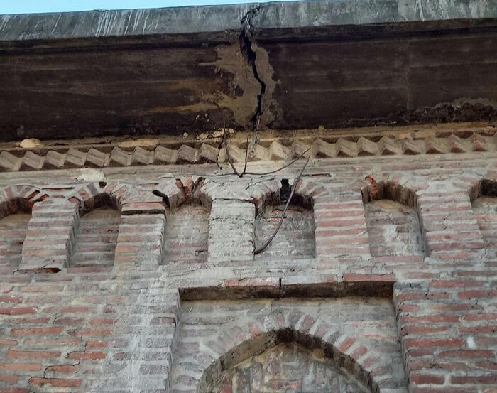 تردد خودروهای سنگین چه بلایی سر این پل آورد/ عکس