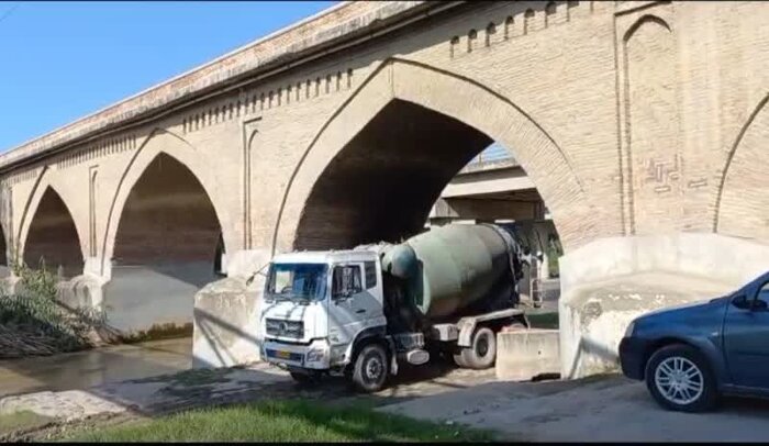 تردد خودروهای سنگین چه بلایی سر این پل آورد/ عکس