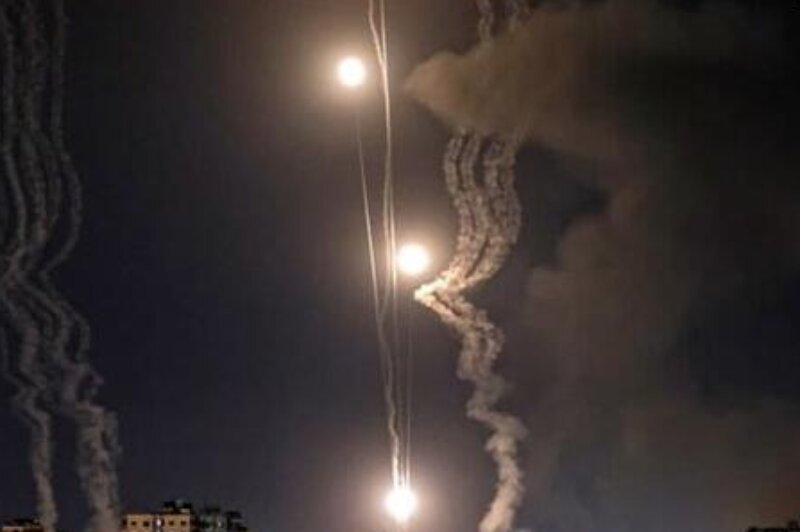 ببینید | لحظه اصابت موشک حماس به تل‌آویو