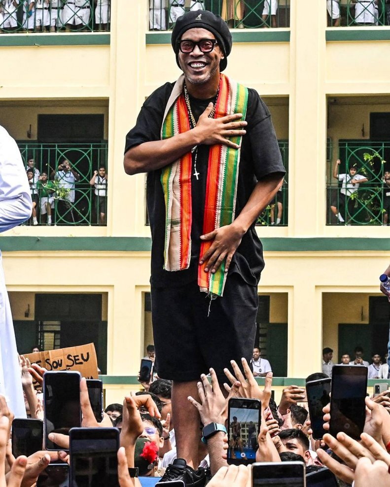 عکس| استقبال بیسابقه هند از شاعر فوتبال