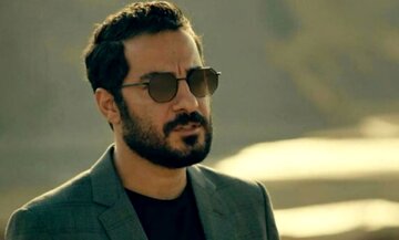 عکس | چهره درهم نوید محمدزاده در مراسم داریوش مهرجویی