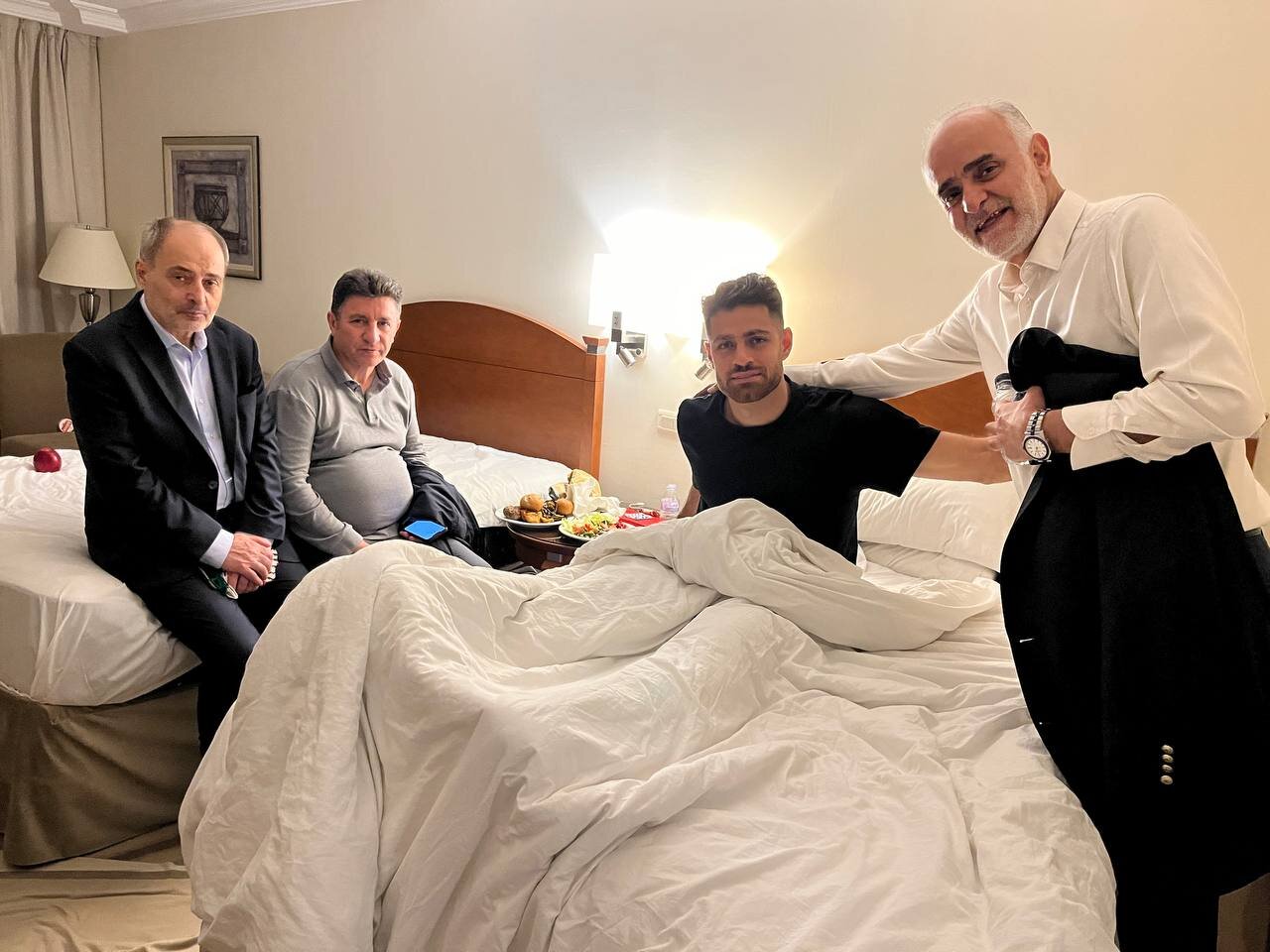 عکس| اولین تصویر پورعلیگنجی پس از مصدومین نگرانکننده