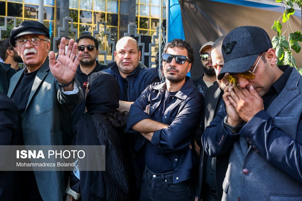 عکس | غم و اندوه نوید محمدزاده در مراسم داریوش مهرجویی