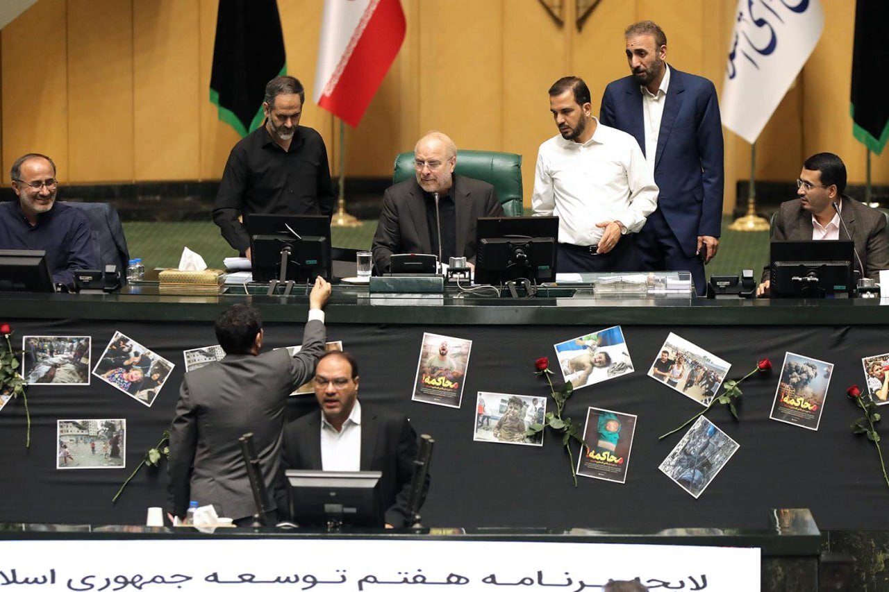 این عکسهای تکاندهنده در صحن علنی مجلس به نمایش درآمد