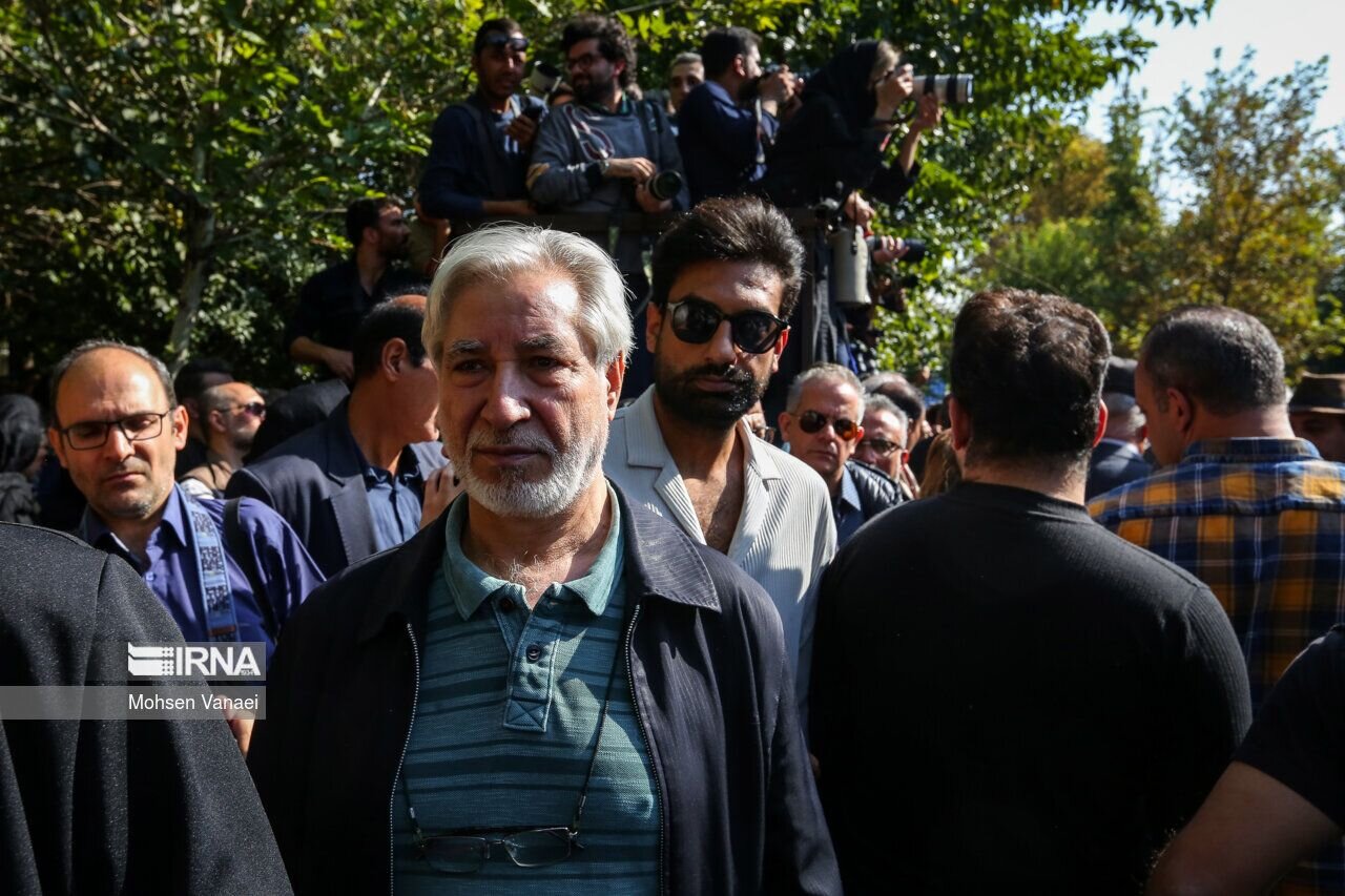 اصلاحطلب معروف در مراسم تشییع داریوش مهرجویی و همسرش +عکس