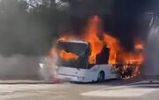 ببینید | آتش گرفتن ناگهانی اتوبوس پر از مسافر در بزرگراه!