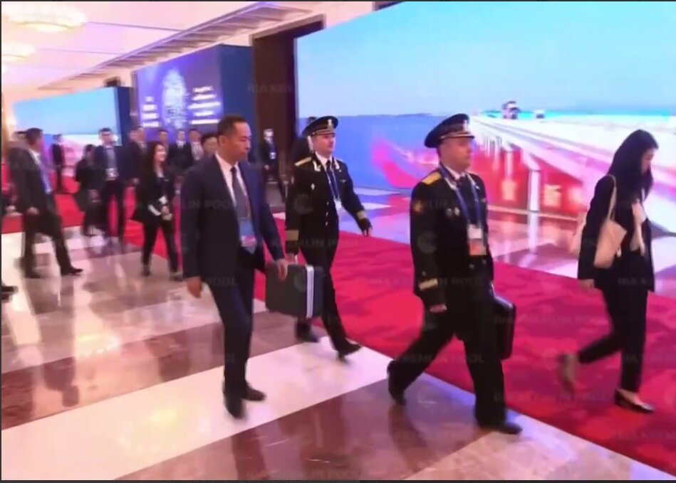 پوتین با کیف هسته‌ای به چین رفت/عکس
