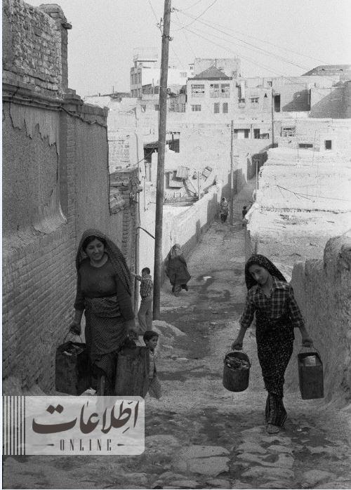 زن‌ها در محله‌های تهران با دبه‌های آب/ عکس