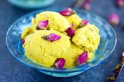 ببینید | ذوق‌زدگی آشپز و بلاگر خارجی از درست کردن بستنی زعفرانی ایرانی