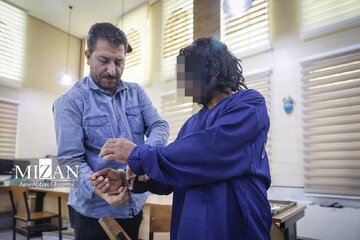 کیهان: چرا قاتلان داریوش مهرجویی را آزاد نمی کنید؟