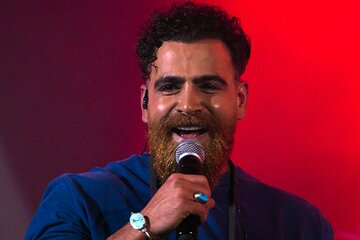 عکس | معین زندی هم مهاجرت کرد؛ استوری خاص آقای خواننده از داخل هواپیما