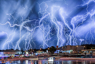 عکس | تصویری دیدنی از صاعقه بامدادی در سعادت‌آباد تهران