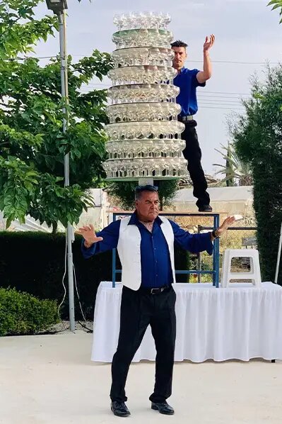 تازهترین رکورد گینس؛ رقصیدن با بیش از ۳۰۰ لیوان شیشهای روی سر!/ عکس