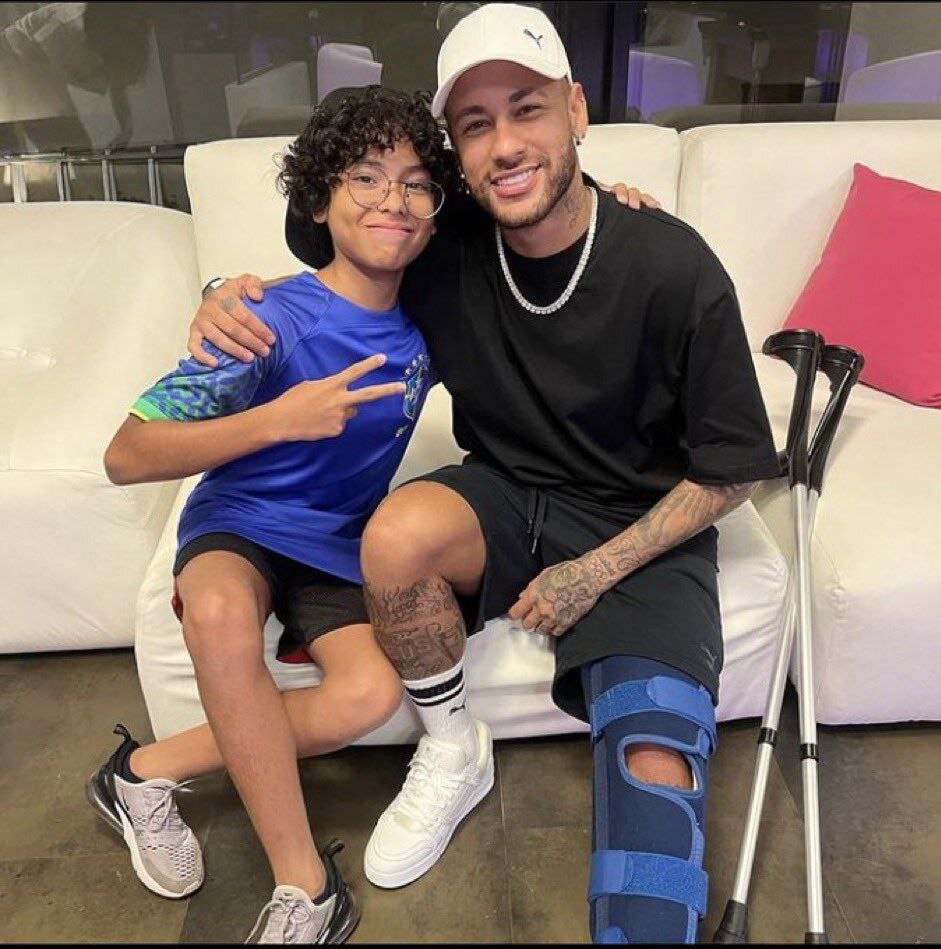 عکس| ملاقات نیمار با یک هوادار؛ اولین تصاویر از پای مصدوم و عصای ستاره الهلال