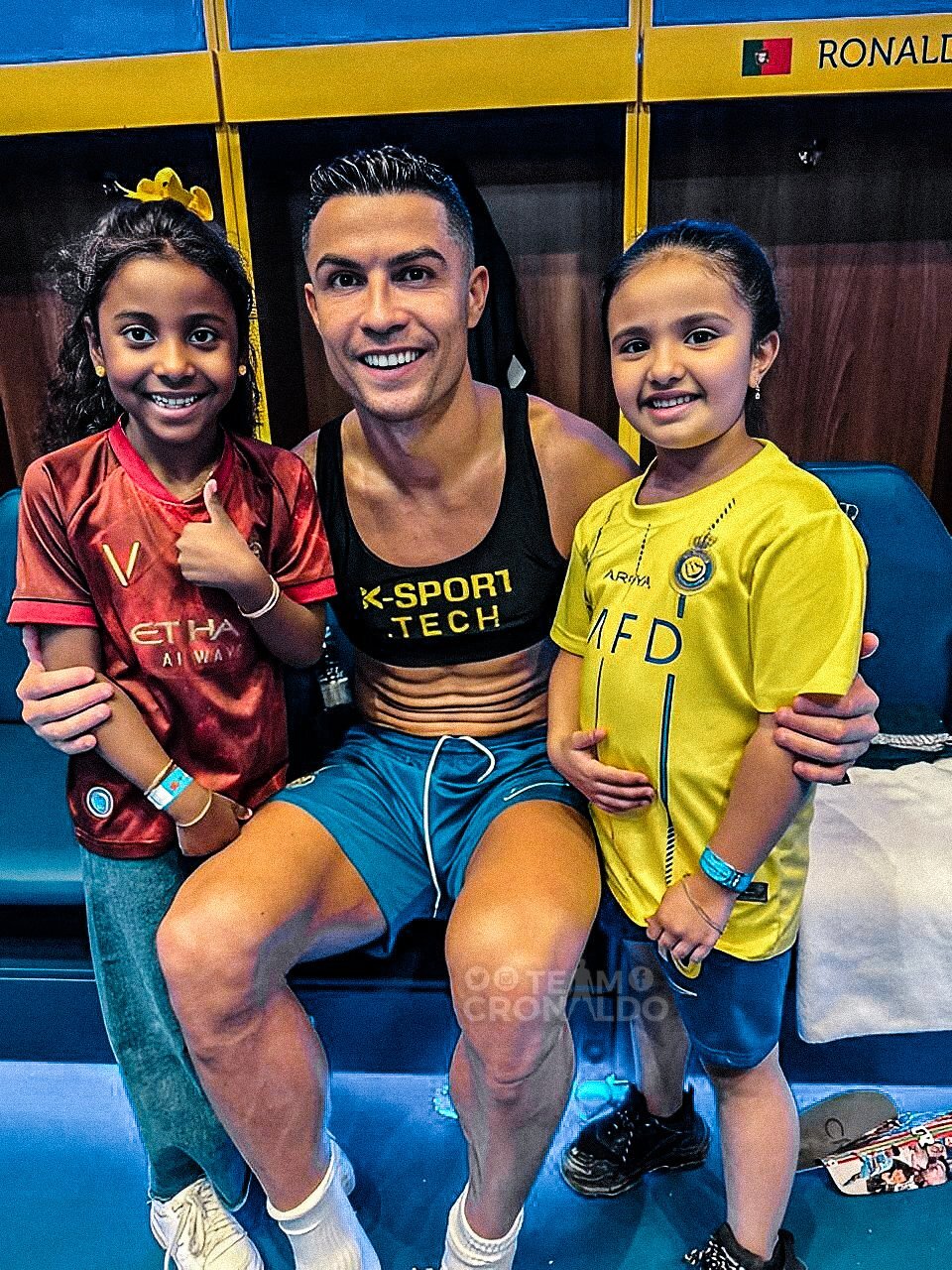 عکس| ملاقات رونالدو با دو دختر عربستانی پس از شب درخشان