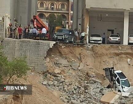 جزئیات ریزش دیوار و پارکینگ مجتمع مسکونی به علت گودبرداری/ عکس