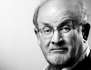 عکس جدید سلمان رشدی بعد از حمله با چاقو و از دست دادن یک چشم