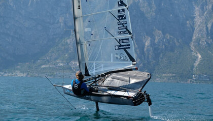 قایق عجیبی که روی آب پرواز میکند/ عکس