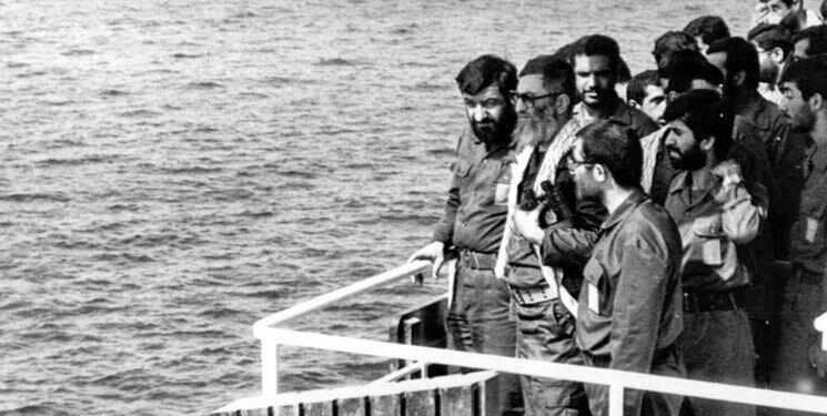 عکس قدیمی و دیده نشده از رهبر انقلاب و محسن رضایی با لباس نظامی
