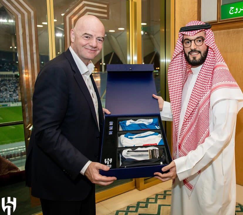عکس| هدایای ویژه الهلال به رئیس فیفا