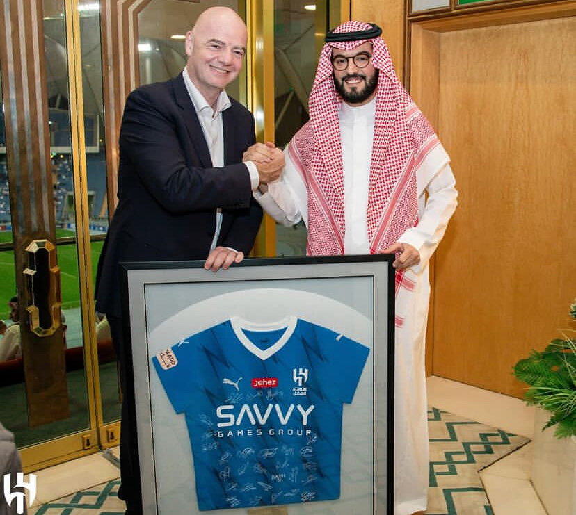 عکس| هدایای ویژه الهلال به رئیس فیفا