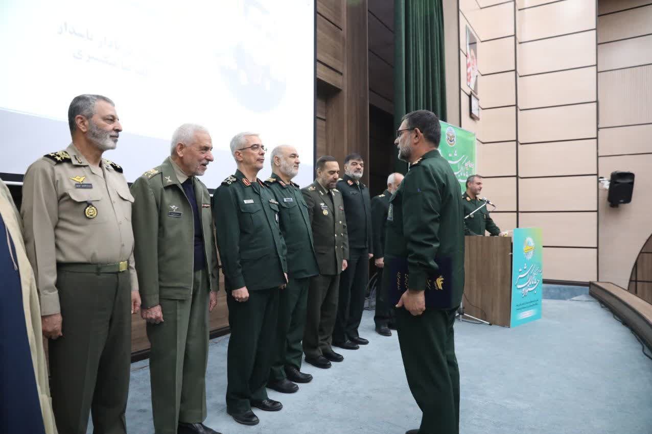 تقدیر ستاد کل نیروهای مسلح از ۳ فرمانده ارشد نظامی/ سردار حاجیزاده در بین برگزیدگان +عکس