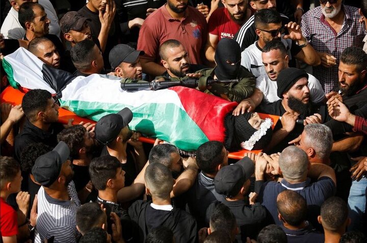 تشییع پیکر یک شهید فلسطینی در شهر نابلس در کرانه باختری اشغالی