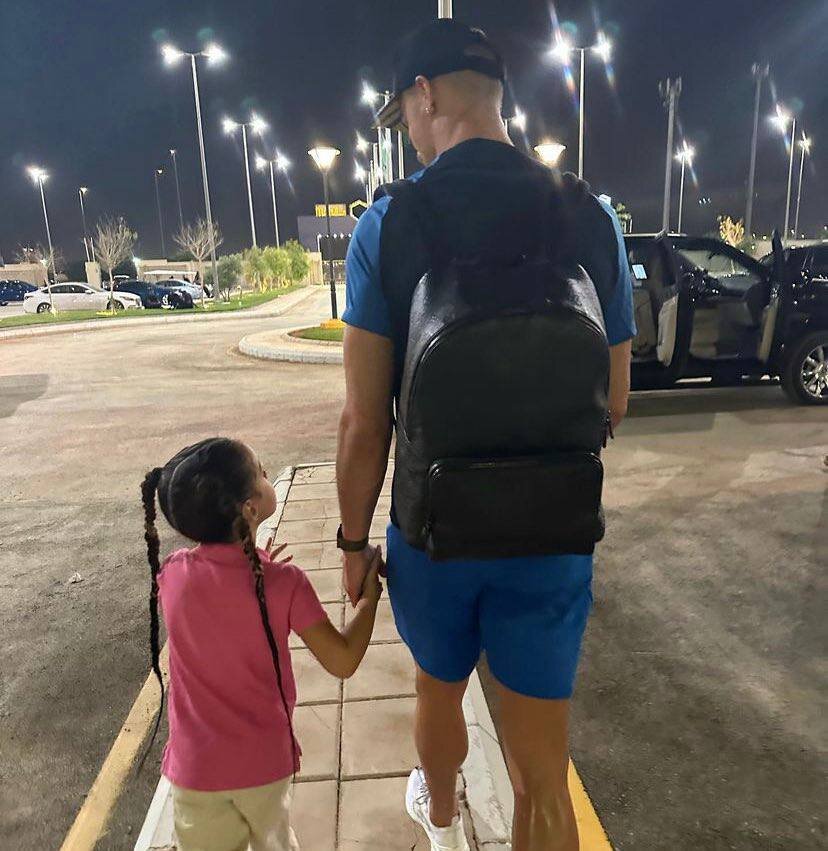 عکس‌| پیاده‌روی رونالدو و دخترش پس از شب درخشان