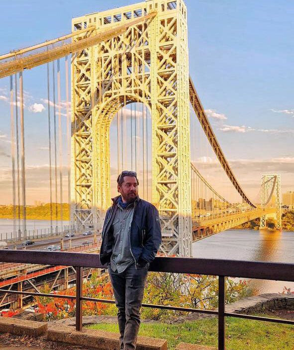عکس | ژست خاص بهرام رادان زیر معروف‌ترین پل جهان در آمریکا