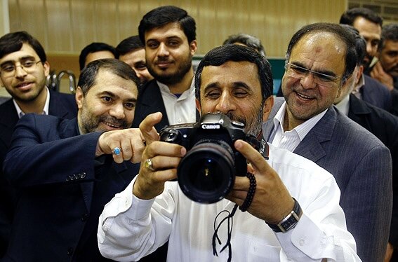عکس کمتر دیده شده از احمدی‌نژاد با یک ژست خاص