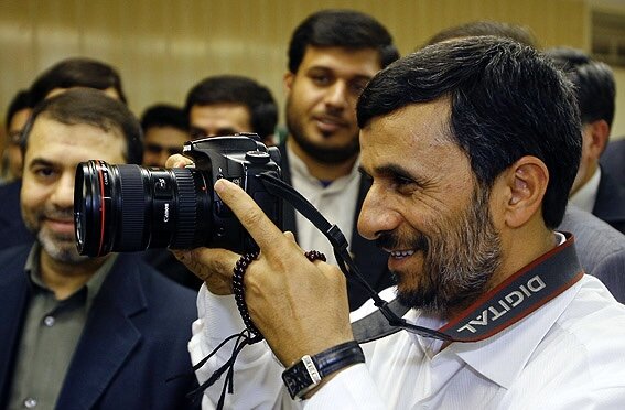 عکس کمتر دیده شده از احمدی‌نژاد با یک ژست خاص 