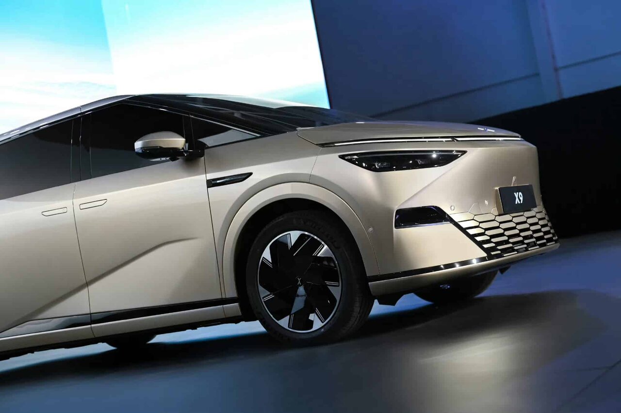 انبوهی از امکانات و تکنولوژی در جدیدترین مینی ون چینی/عکس