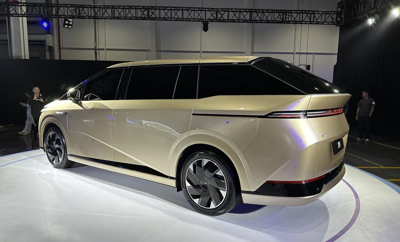 انبوهی از امکانات و تکنولوژی در جدیدترین مینی ون چینی/عکس