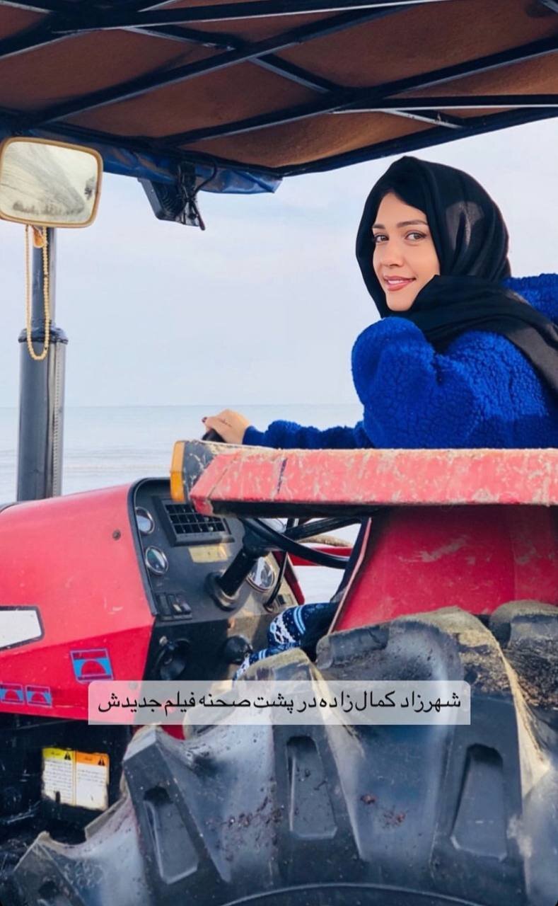 عکس | ژست خاص شهرزاد کمالزاده پشت فرمان تراکتور