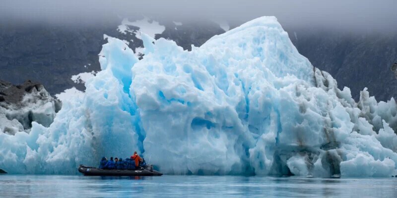 ببینید | لحظه نادر واژگونی کوه یخ در آب‌های گرینلند در آمریکای شمالی