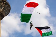 ببینید | حرکت جالب چتربازان ایرانی بر فراز برج میلاد برای حمایت از مردم غزه