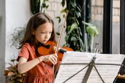 ببینید | هنرنمایی یک دختربچه با ویولن در همراهی با پیانو