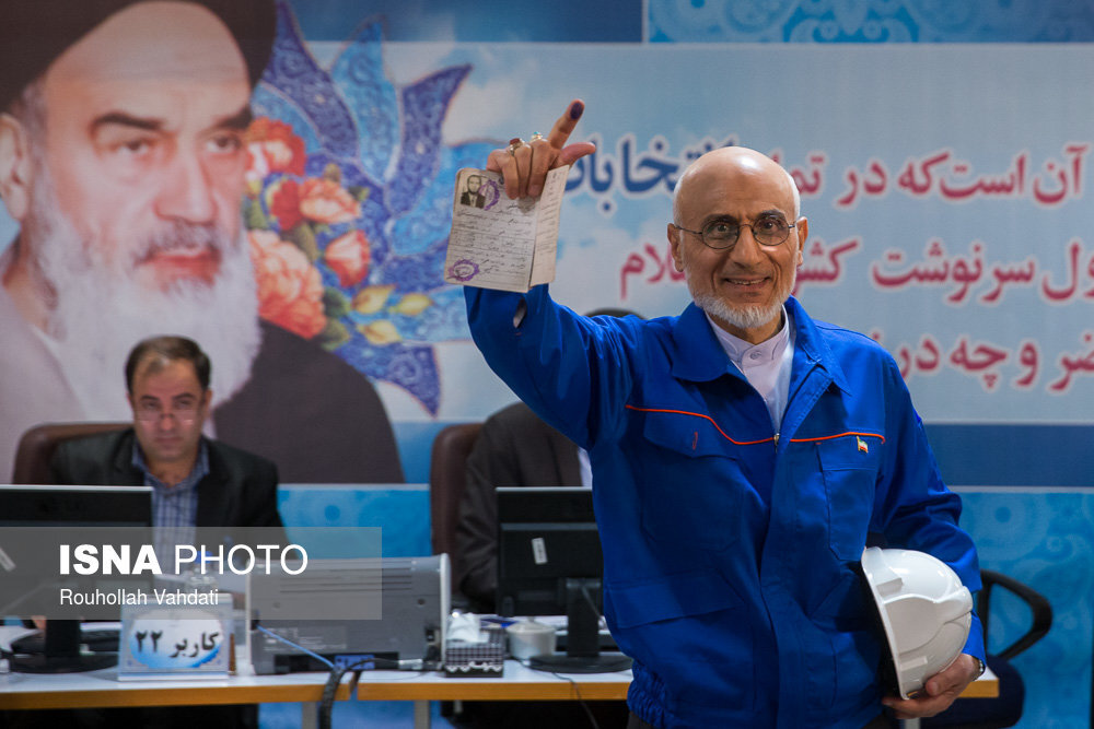 سیاستمدار معروف با لباس کارگران ایران خودرو اعلام کاندیداتوری کرد +عکس