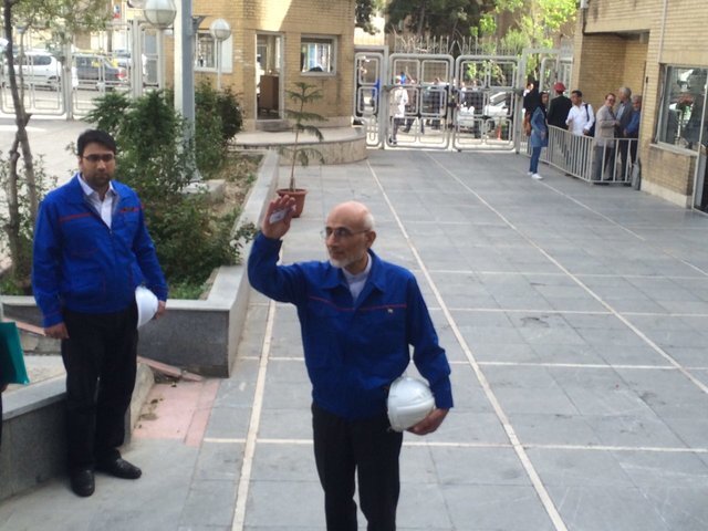 سیاستمدار معروف با لباس کارگران ایران خودرو اعلام کاندیداتوری کرد + عکس 4