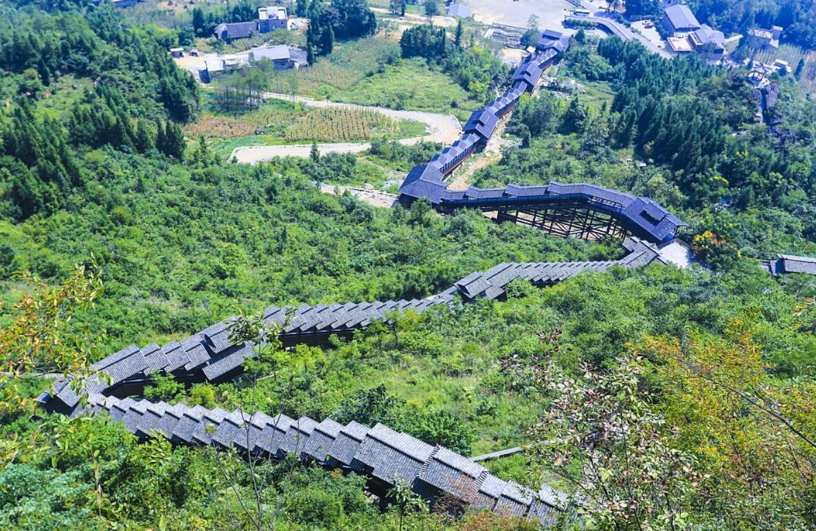 نصب پله‌برقی در کوهستان چین برای گردشگرهای ناتوان یا تنبل/ عکس