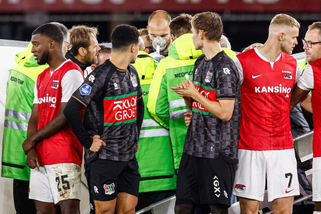 عکس| لیگ هلند در بهت فرو رفت؛ ستاره وسط زمین از هوش رفت