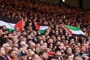 ببینید | جمع کردن پرچم‌های فلسطین توسط پلیس انگلیس در بازی امروز لیورپول