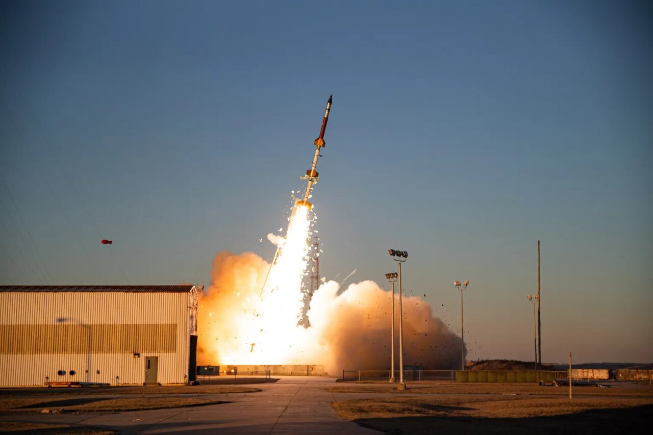 - امروز یک موشک جدید از آمریکا به فضا پرتاب می‌شود