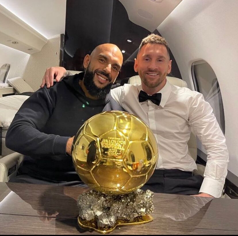 عکس| ژست جالب بادیگارد مسی با توپ طلا