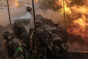 ببینید | سربازان ارتش اوکراین زیر آتش توپخانه روسیه