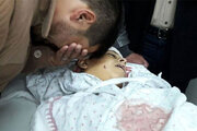 ببینید | صحنه‌ای دلخراش از پرت شدن جنازه بچه‌ فلسطینی به ساختمان کناری در غزه!