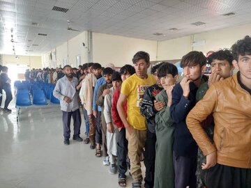 تعدادی از مهاجران افغان از ایران خارج شدند