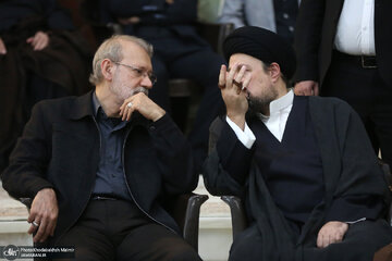 تصاویر جدید از گپ و گفت علی لاریجانی و سیدحسن خمینی در مراسم چهلم نوه اصلاح طلب معروف تصاویر جدید از گپ و گفت علی لاریجانی و سیدحسن خمینی در مراسم چهلم نوه اصلاح طلب معروف