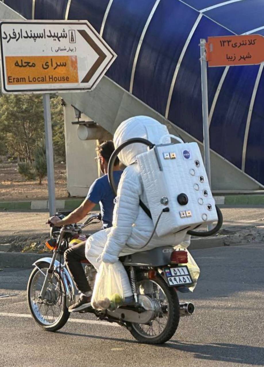 عکس | حضور یک فضانورد پشت موتورسیکلت با محموله‌ای دور از انتظار در خیابان‌های تهران! (منتشر نشود)